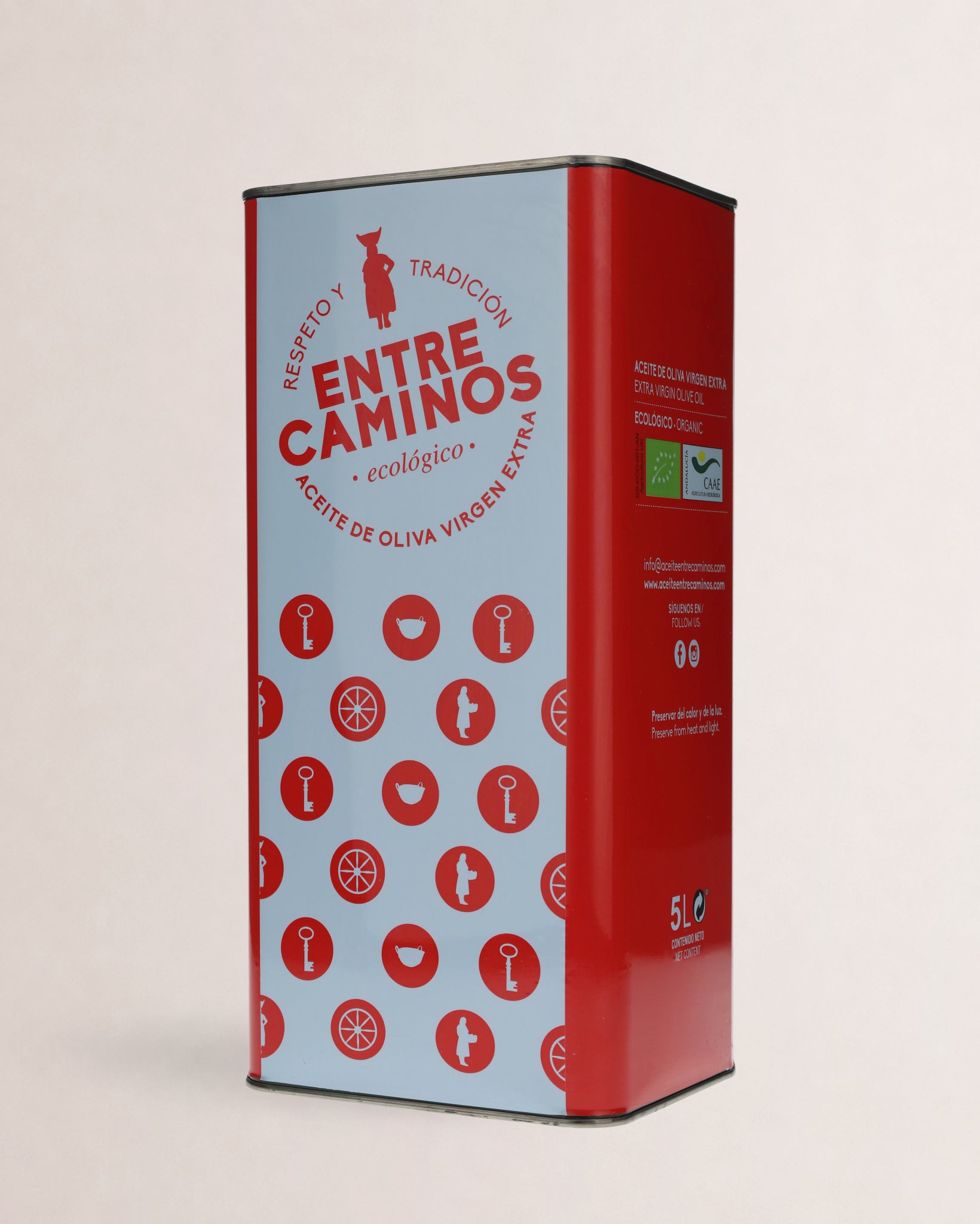 lata aceite entre caminos